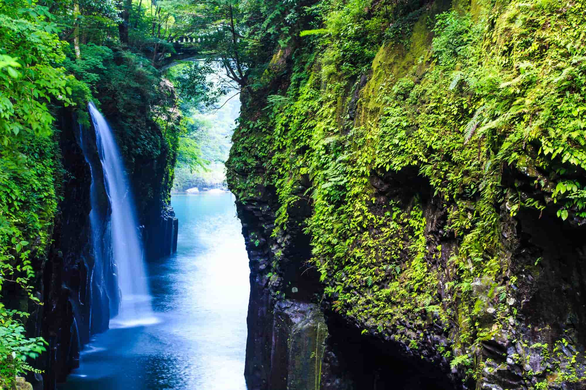 宮崎県の高千穂峡の断崖絶壁と滝。