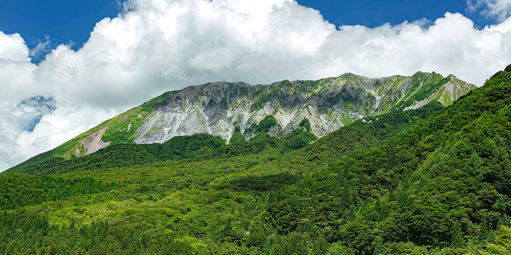 島根県の大山を囲む緑豊かな風景