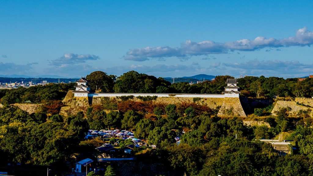 歴史ある明石城を望む、兵庫県の明石公園の景色