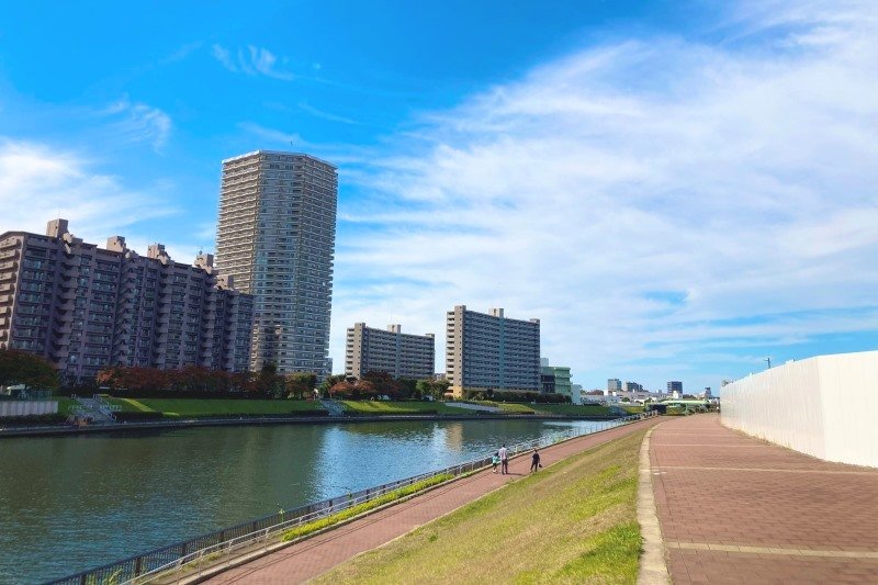隅田川沿いを散策する、都会のオアシス：隅田川テラス