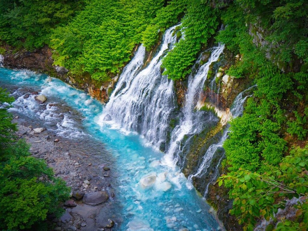 【北海道の穴場】白ひげの滝：幻想的な青い川と雄大な滝が織りなす絶景、神秘的な自然を体感